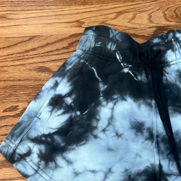 Lululemon shorts - Picture 5 of 9